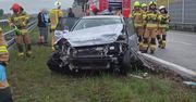 Groźne zdarzenie na trasie S8 w kierunku Warszawy. Auto osobowe uderzyło w bariery