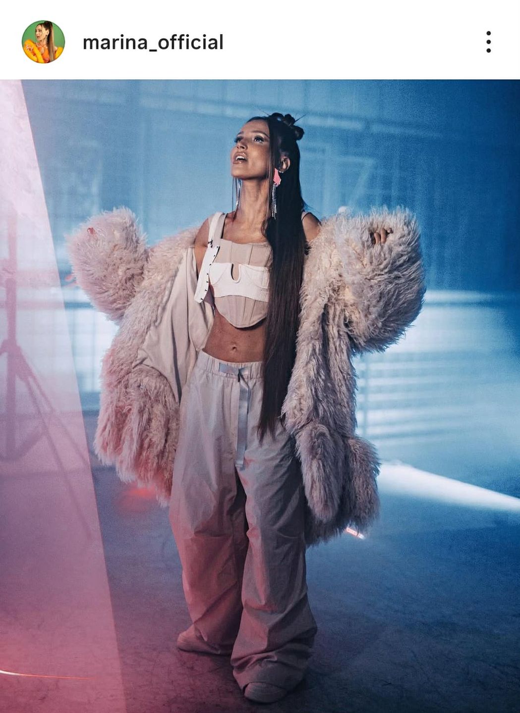 Marina w białym płaszczu z misia 