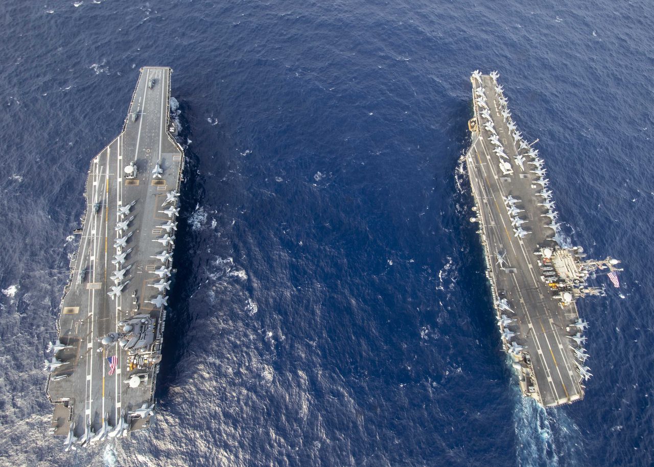 Po lewej USS Gerald R. Ford, po prawej USS Harry S. Truman (typu Nimitz)