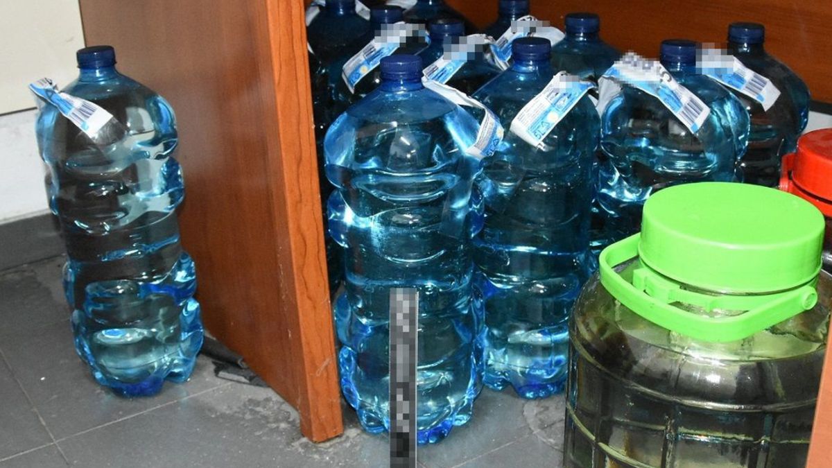 Na miejscu funkcjonariusze zastali 120 litrów nielegalnie pędzonego bimbru