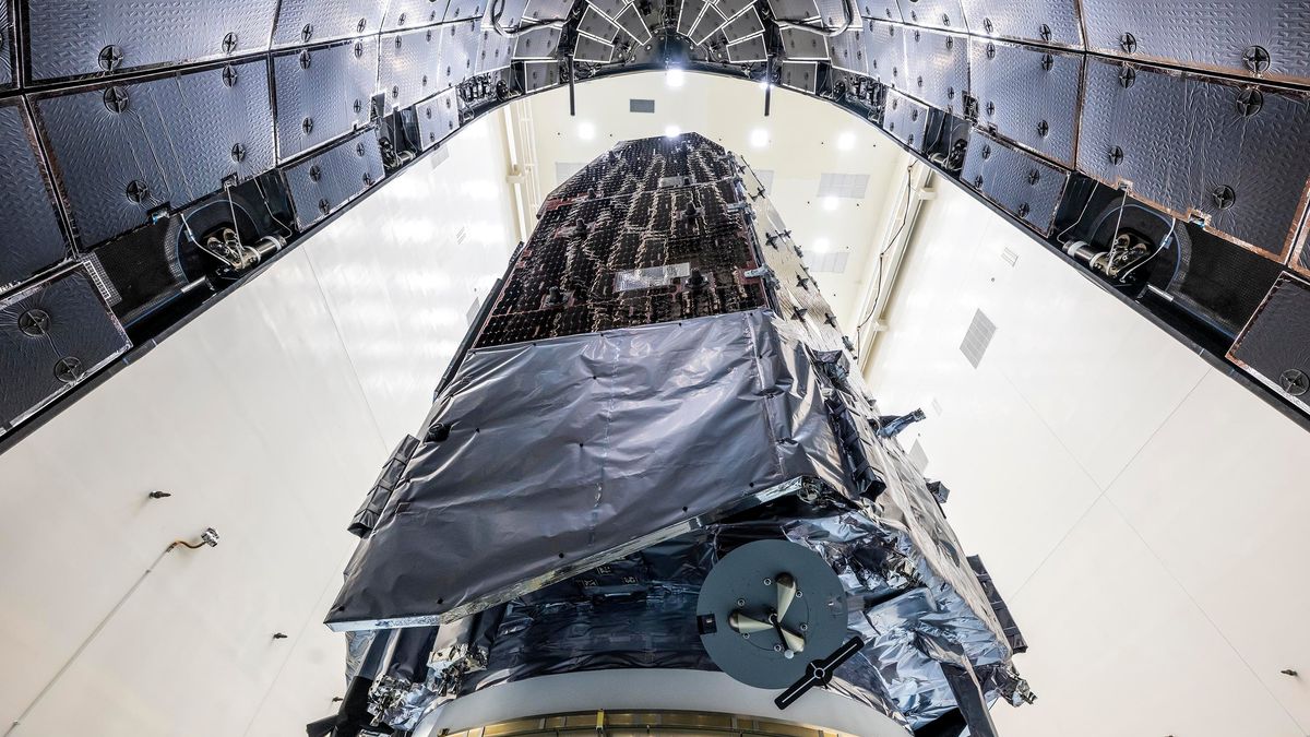Teleskop Nancy Grace Roman w osłonie rakiety Falcon Heavy