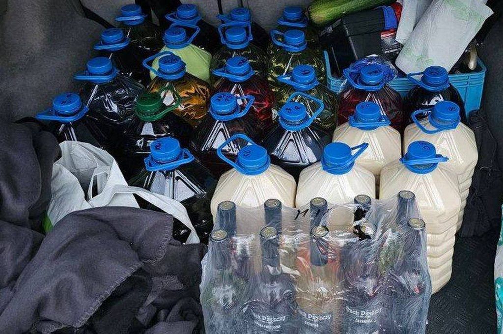 Narew: Przewoził blisko 130 litrów nielegalnego alkoholu. Mówił, że to na własne potrzeby