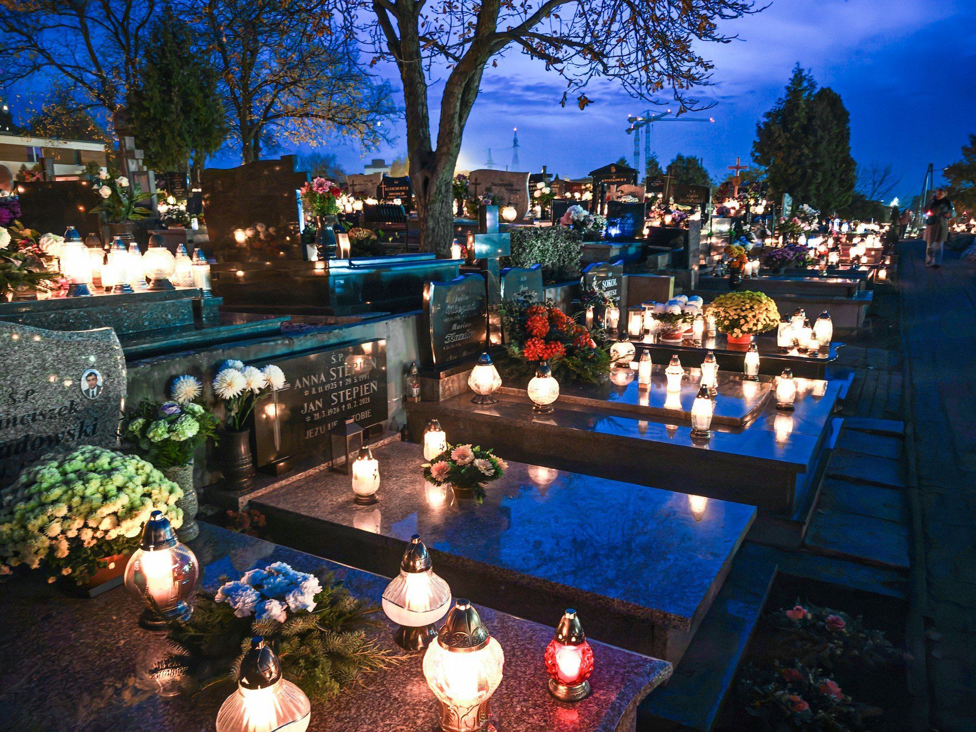 Cmentarz w Bydgoszczy po zmroku