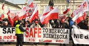 Protest ws. programu SAFE. Polacy zgromadzili się przed Pałacem Prezydenckim
