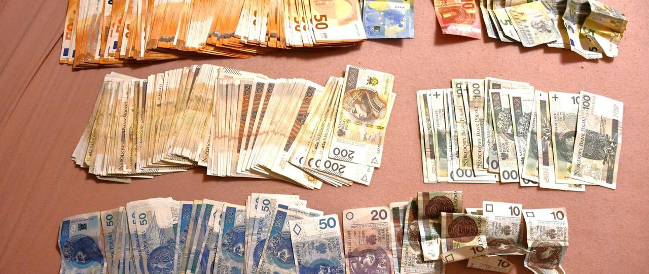 Miliony z "szarego" biznesu na fejsie – skarbówka rozbiła nielegalny sklep z odzieżą