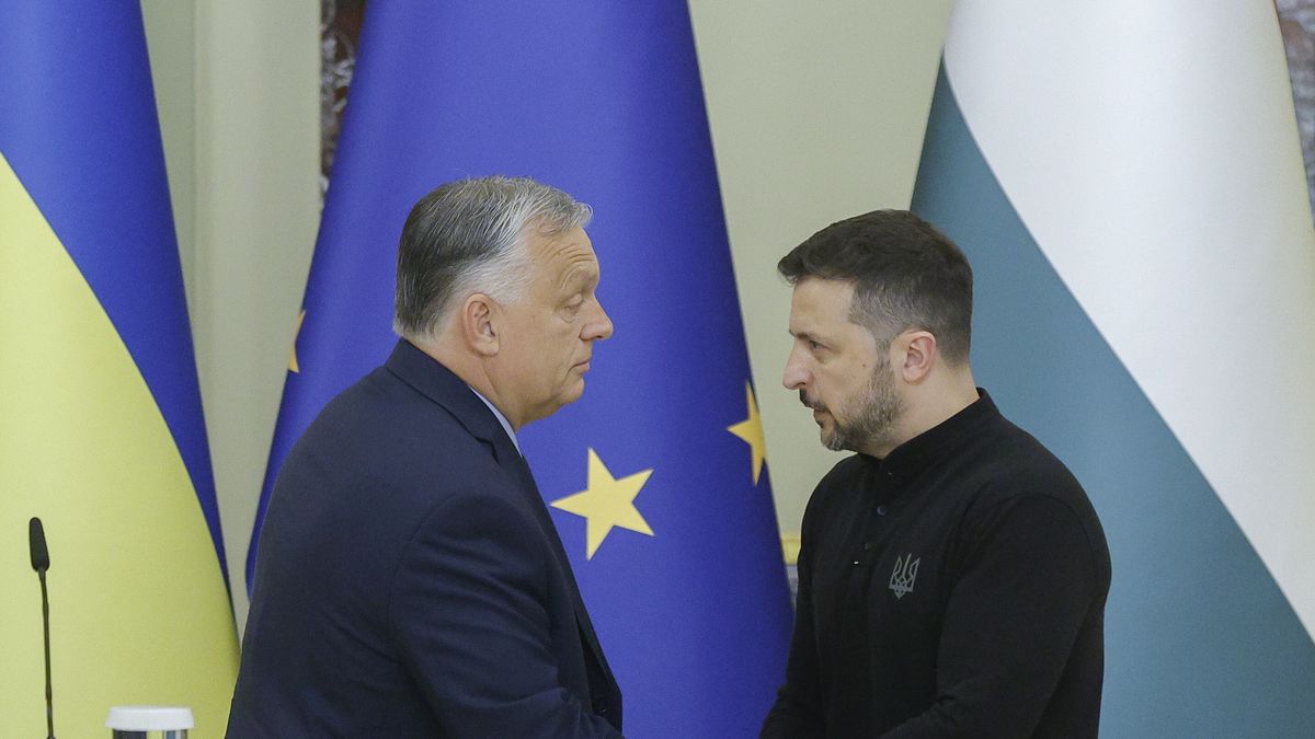 Hungary's Prime Minister Orban meets Ukraine's President Zelensky in Kyiv
epa11452241 Ukrainian President Volodymyr Zelensky (R) and Hungarian Prime Minister Viktor Orban (L) shake hands at the end of a joint press conference after their meeting in Kyiv, Ukraine, 02 July 2024. The Hungarian prime minister arrived in Kyiv to discuss 'European peace' with the Ukrainian president as well as current issues in Hungarian-Ukrainian bilateral relations, the Hungarian government spokesman Zoltan Kovacs said. This is Orban's first official visit to Ukraine since the beginning of the Russian invasion in 2022.  EPA/SERGEY DOLZHENKO 
Dostawca: PAP/EPA.
SERGEY DOLZHENKO