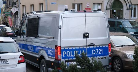 Ktoś zadzwonił do sądu i poinformował o podłożonej bombie. Na miejscu policyjny pies z przewodnikiem