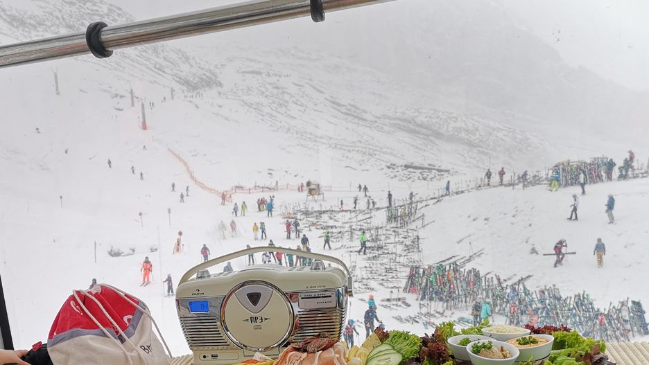 Pracownicy kolejki w dosłownie trzy minuty są w stanie zmienić wagonik dla narciarzy w przytulną gondolę restauracyjną