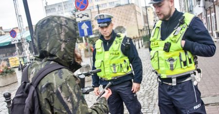 Policjant żąda odblokowania telefonu? Prawo w tej kwestii jest jasne