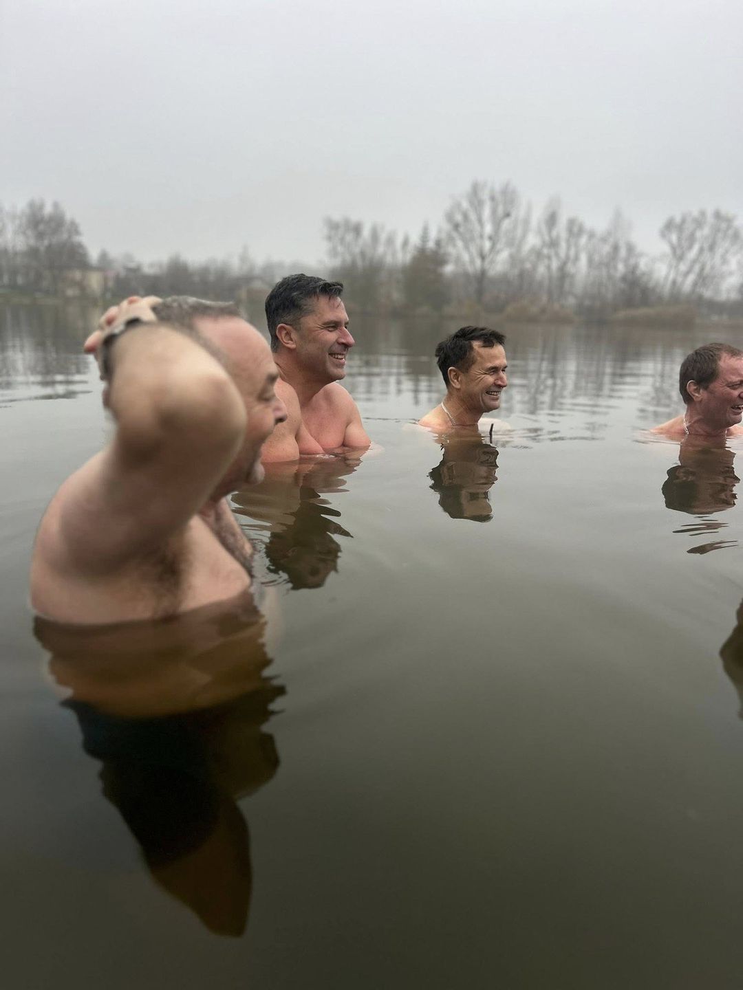 Jesienna aura nie odstraszyła miłośników zimowej kąpieli.