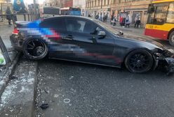 Warszawa. Pijani staranowali przystanek i barierki. "Żaden nie przyznaje się do kierowania"