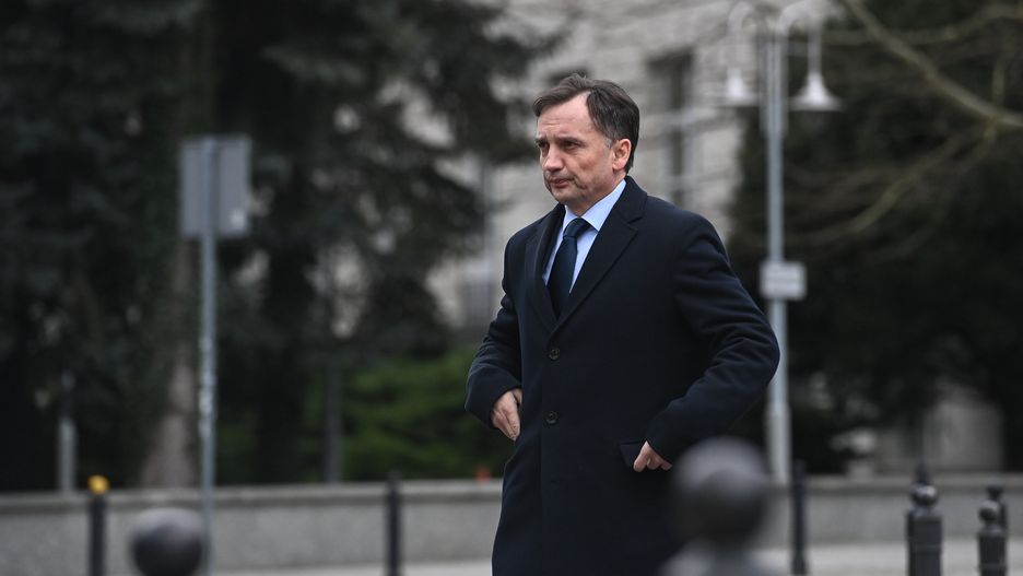Warszawa, 02.02.2025. Poseł Prawa i Sprawiedliwości: Zbigniew Ziobro w drodze na konferencję prasową przed Pomnikiem Armii Krajowej i Polskiego Państwa Podziemnego w Warszawie, 2 bm. (ad) PAP/Piotr Nowak
