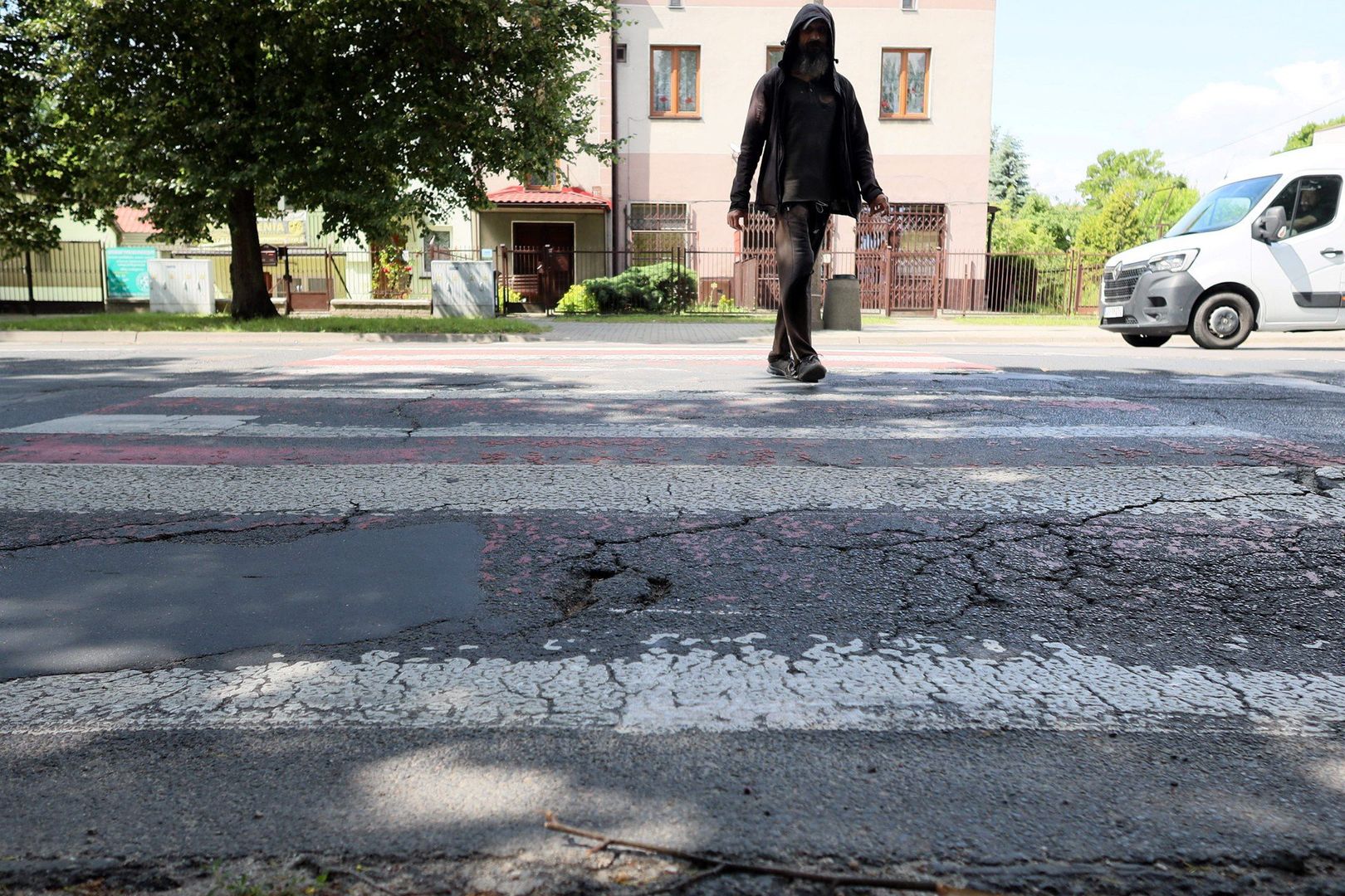 Kierowcy omijają te ulice, bo boją się uszkodzić zawieszenie auta. Teraz pojawi się tam nowy asfalt. Zobacz gdzie?