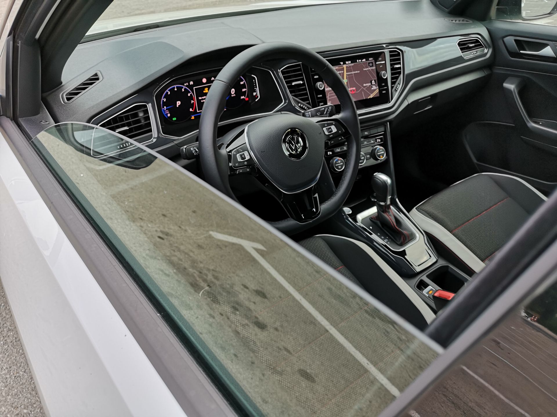 Volkswagen T-Roc: System audio Beats i asystent wyjazdu z miejsca parkingowego 18