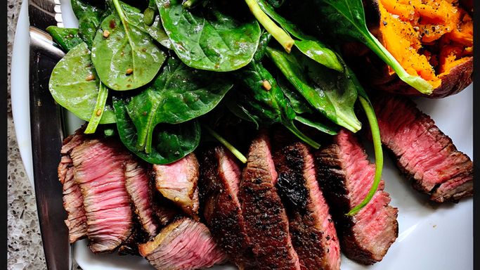 Sarkocystoza to choroba, na którą można zachorować po spożyciu niedogotowanego czerwonego mięsa.