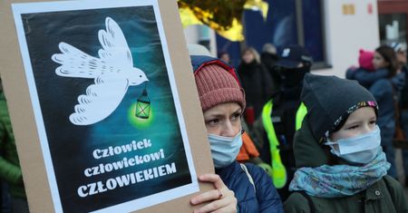 "Matki na granicę". Ruszyła manifestacja w obronie uchodźców przetrzymywanych w lesie