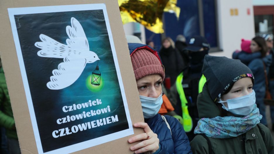 Polacy, którzy wyszli protestować, okazują solidarność z uchodźcami
