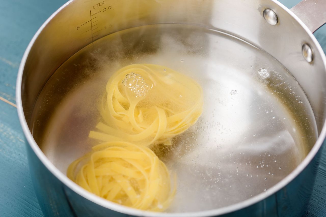 Wrzucasz makaron do wrzątku? Znany szef kuchni odkrył lepszy sposób