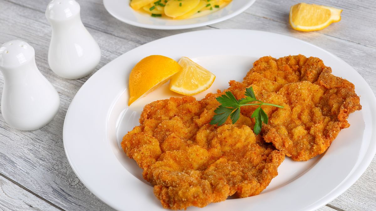 Do sznycla w Austrii podaje się cytrynę. 