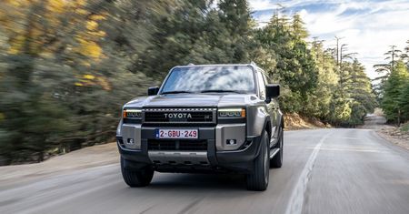 Nowa Toyota Land Cruiser teraz także z miękką hybrydą. Wiemy, ile kosztuje