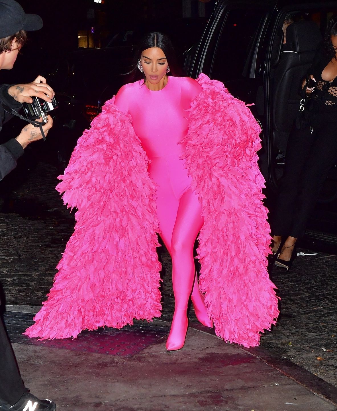 Kim Kardashian przebrana za RÓŻOWEGO PTAKA z "Ulicy Sezamkowej" zmierza na afer po SNL wraz z rodzinką
