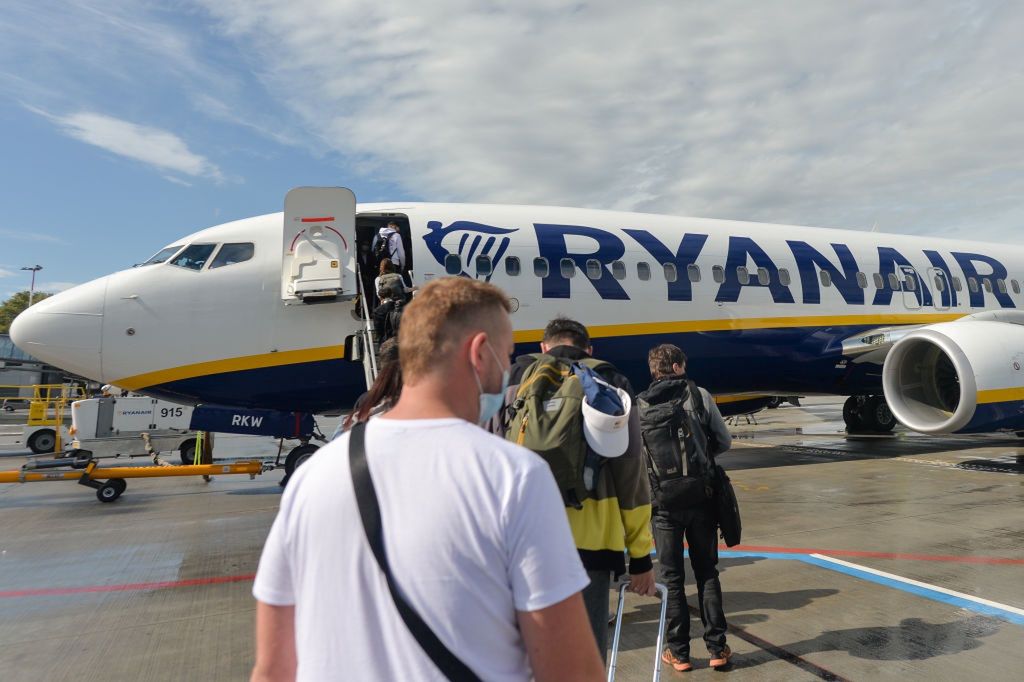 Pasażerowie wsiadający do samolotu linii Ryanair