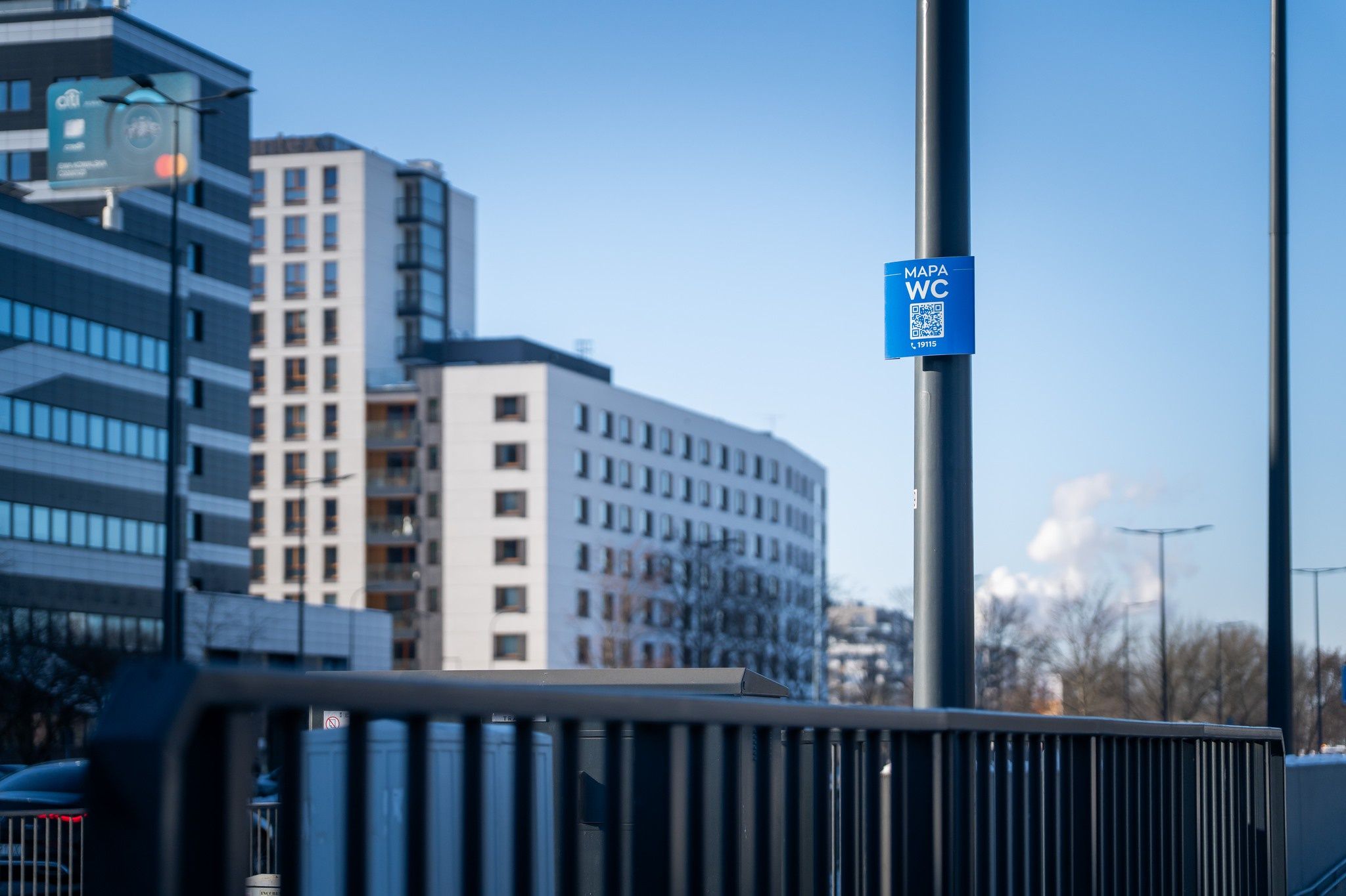 Mapa WC w Warszawie - wystarczy zeskanować kod QR z tabliczki