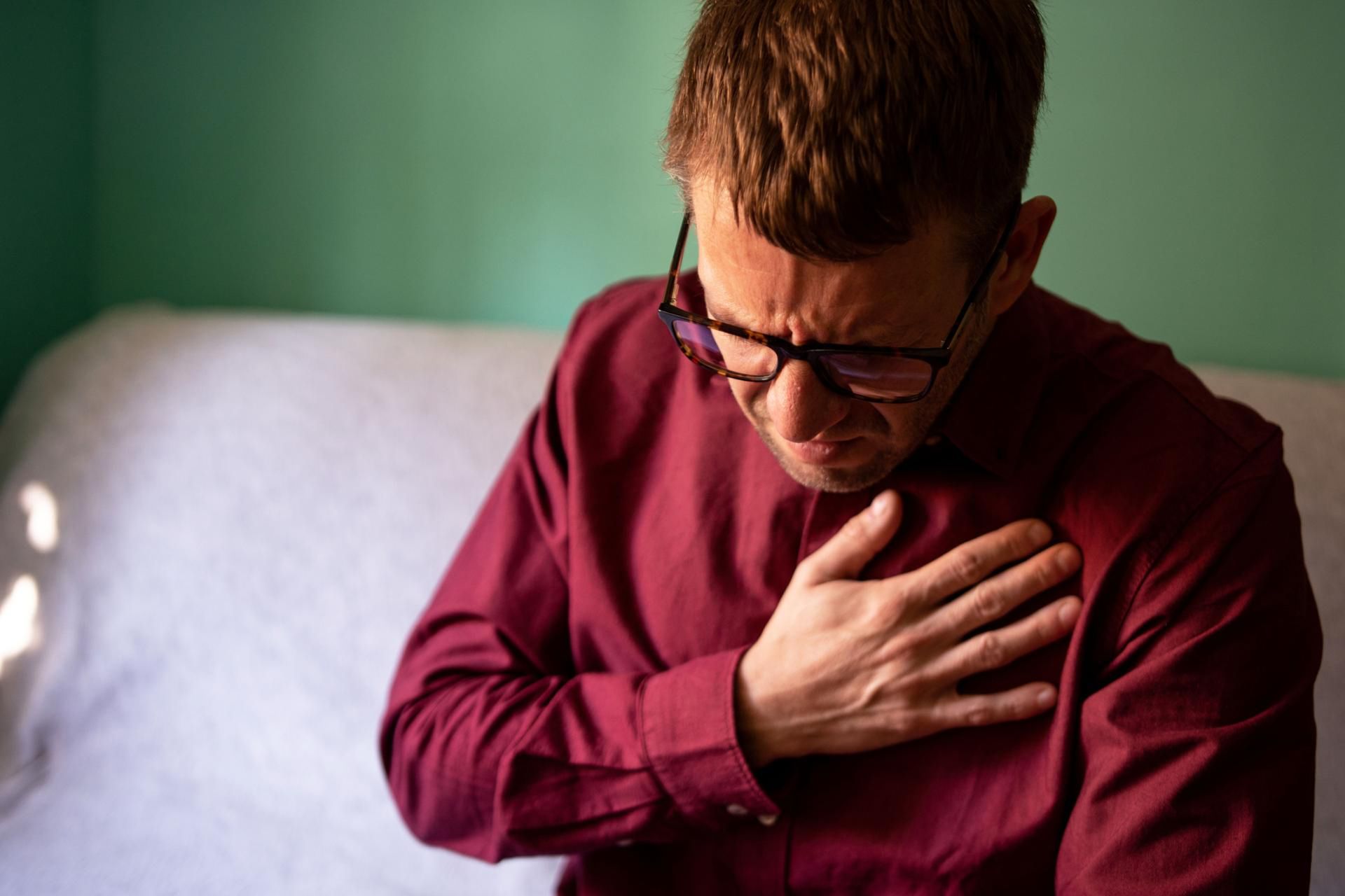 Ból w klatce piersiowej to jeden z objawów problemów z sercem