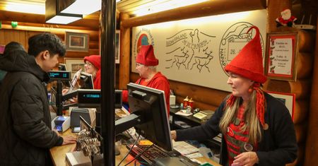 Elf z wioski św. Mikołaja opowiada o listach. "Czasem ktoś prosi o chłopaka"