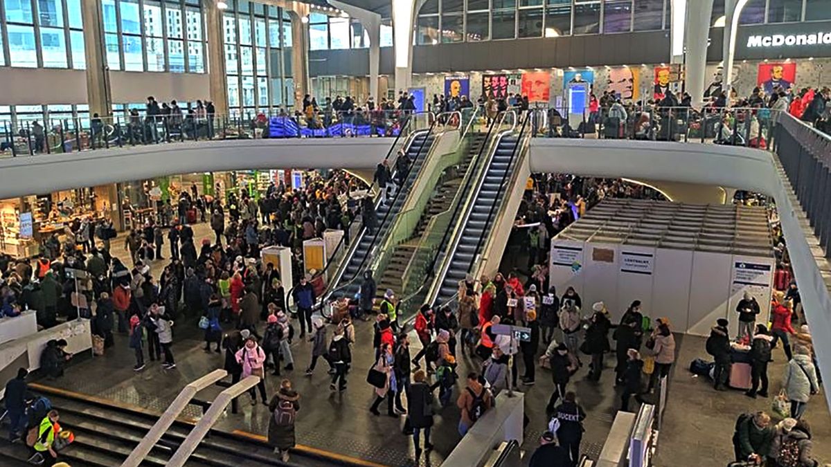Na Dworcu Centralnym w Warszawie setki Ukraińców wciąż potrzebują pomocy