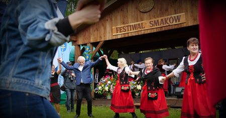 Ryszard Terlecki tańczył na pikniku. Policja sprawdzi, czy organizator nie złamał prawa