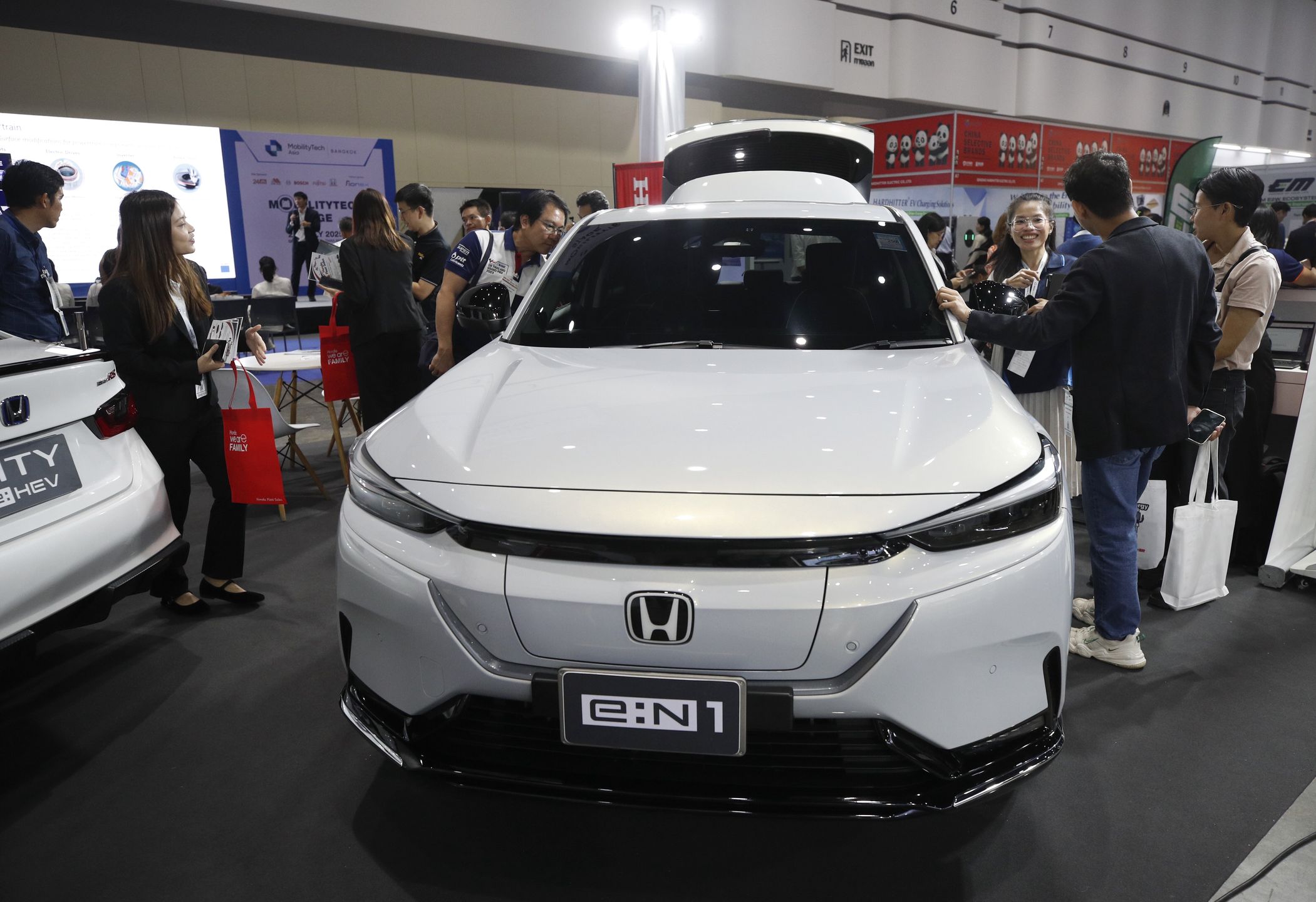 Visitors view Honda e:N1 electric cars on display at the Asia Sustainable Energy Week 2025 (ASEW 2025) in Bangkok, Thailand, 02 July 2025. The event, running from 02 to 04 July, will host renewable energy innovations and environmental technologies. International innovators, investors, technology experts, and firms from all sectors will exhibit their latest technologies, including smart energy solutions, clean energy vehicles, and energy transition initiatives aimed at decarbonizing the mobility ecosystem and achieving net zero greenhouse gas emissions. EPA/RUNGROJ YONGRIT Dostawca: PAP/EPA.