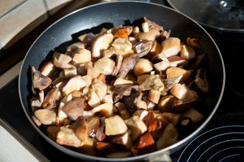 Tak zawsze smażę grzyby. Są jędrne, aromatyczne i ładnie się rumienią