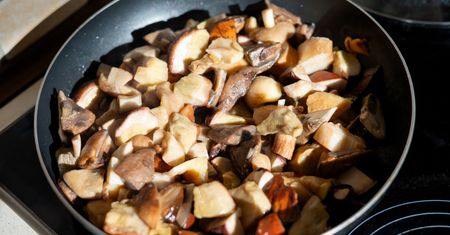 Tak zawsze smażę grzyby. Są jędrne, aromatyczne i ładnie się rumienią