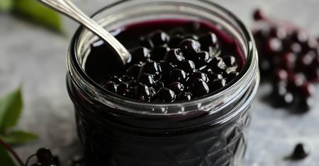 Mam kilka słoików tej marmolady w swojej spiżarce. Każdy deser z jej dodatkiem rozpływa się w ustach