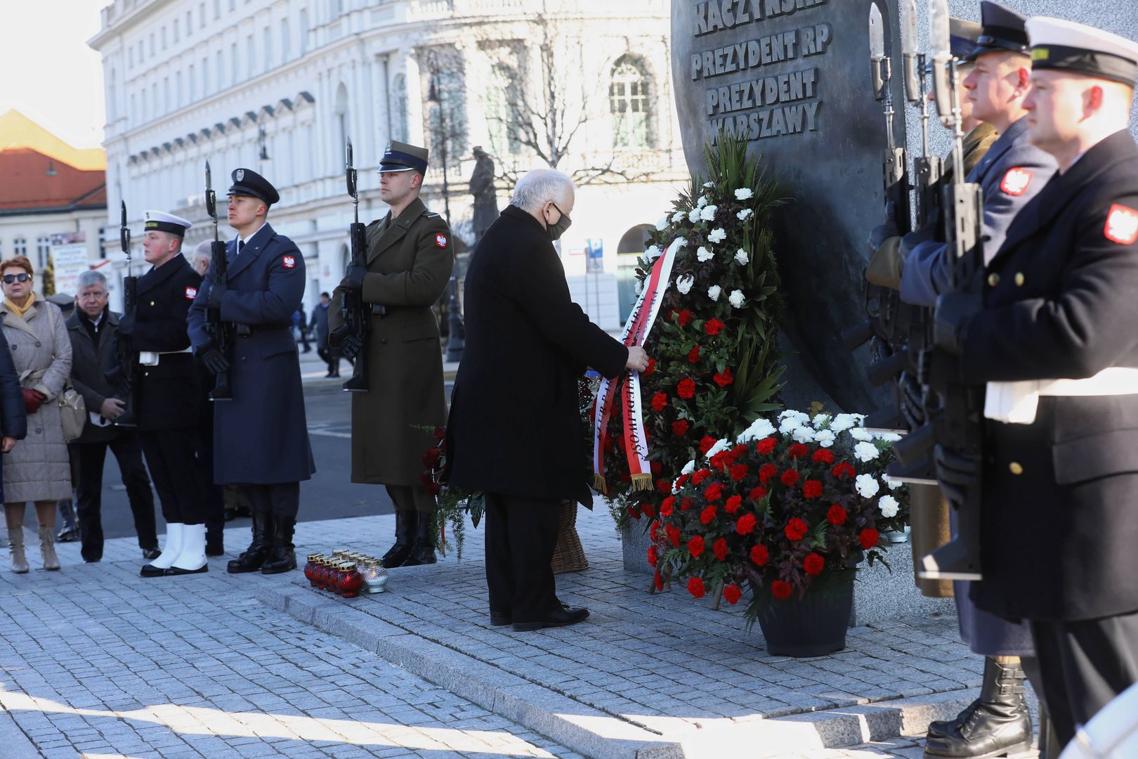 Warszawa, 10.03.2022 r. Prezes Prawa i Sprawiedliwości Jarosław Kaczyński składa kwiaty przed pomnikiem prezydenta Lecha Kaczyńskiego na pl. Piłsudskiego w Warszawie