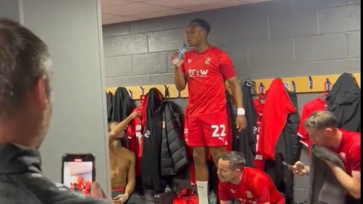 Udoka Godwin-Malife w czasie śpiewu w szatni