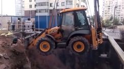 Koparka zawisła w powietrzu. Straszne, co stanie się za sekundę