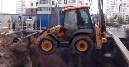 Koparka zawisła w powietrzu. Straszne, co stanie się za sekundę