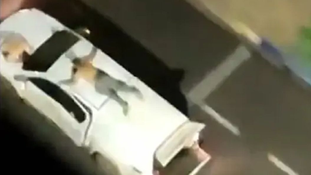 Zakładnicy zostali przywiązani do dachów samochodów 