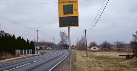 Elektroniczny wyświetlacz prędkości w Popłacinie – większe bezpieczeństwo na drodze!