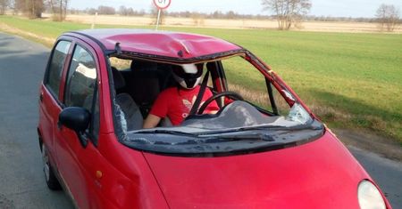 Bez przedniej szyby, ale w kasku i z zapiętymi pasami. Policja: "widok bezcenny"