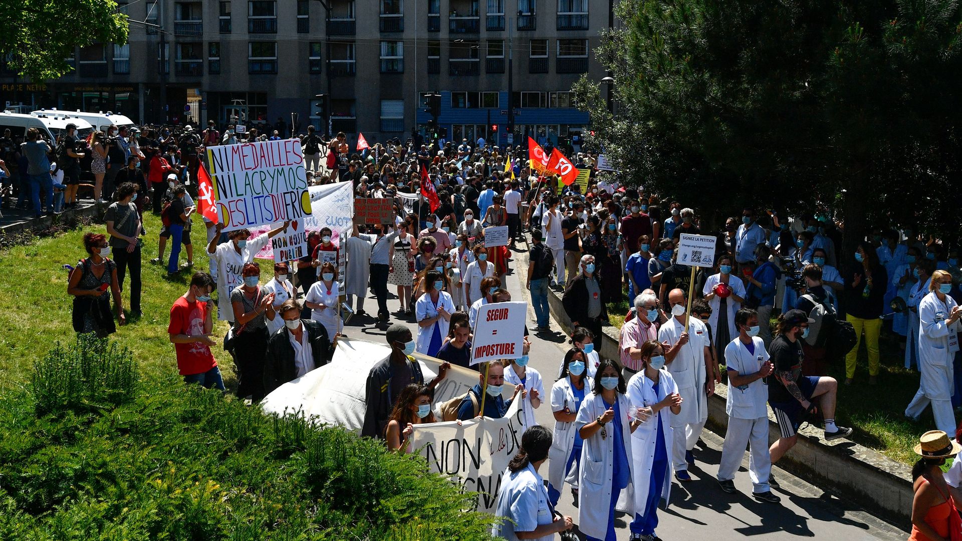 Setki lekarzy protestowały przeciwko stanowi służby zdrowia.