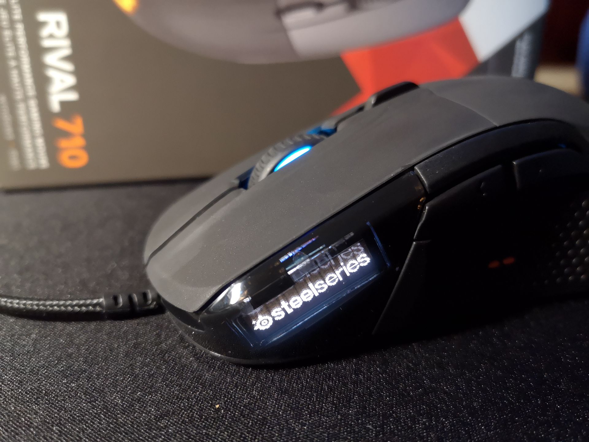 Ekranik OLED wita użytkownika logo SteelSeries.