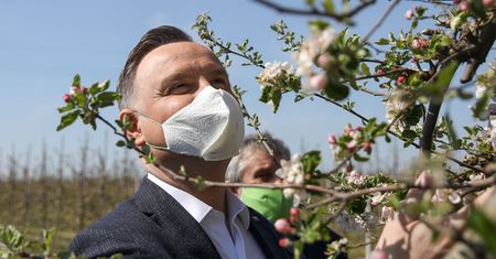 Koronawirus w Polsce. Andrzej Duda nosi maseczkę z ręcznika papierowego. To lepszej nie ma?