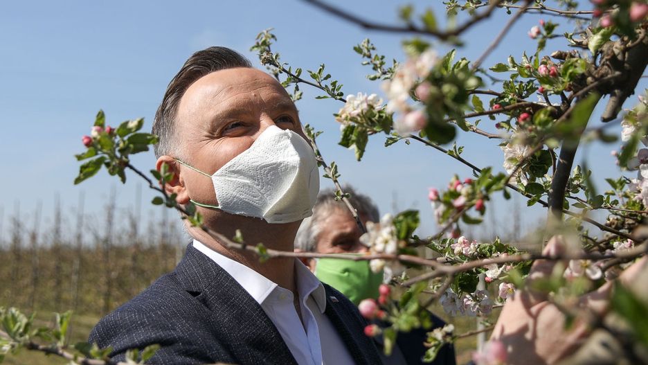 Koronawirus w Polsce. Andrzej Duda nosi maseczkę z ręcznika papierowego