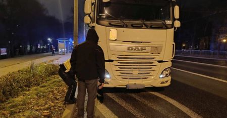 TIR nie dał rady wyhamować. Mężczyzna wszedł prosto pod koła