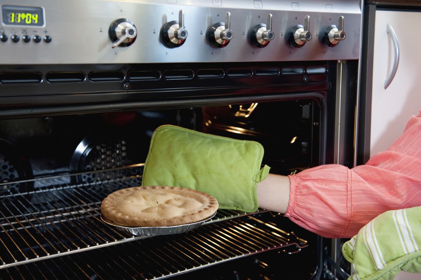 Używasz mokrej rękawicy w kuchni? To może się skończyć tragicznie