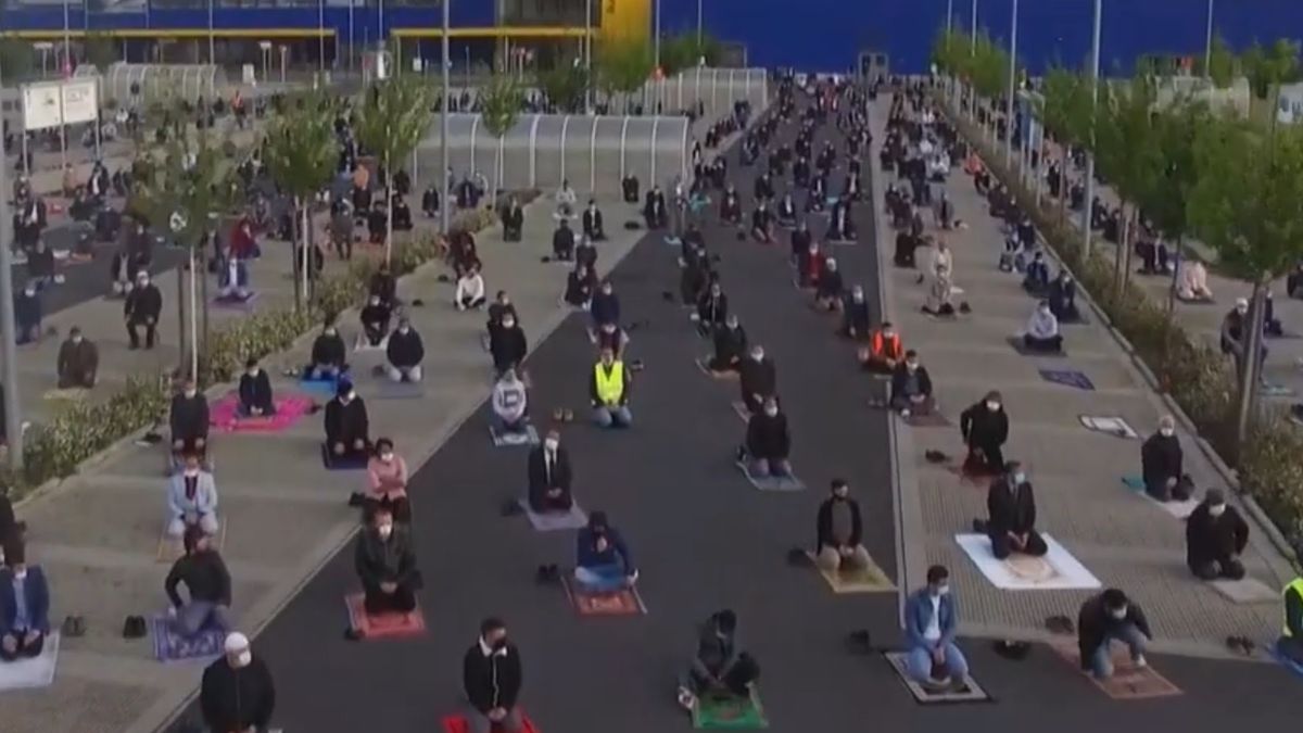 IKEA udostępniła muzułmanom parking, żeby wierni mogli się modlić, a jednocześnie stosować się do nakazów. 