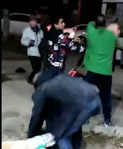 Ledwo stoją na nogach. Pijani Rosjanie idą w kamasze